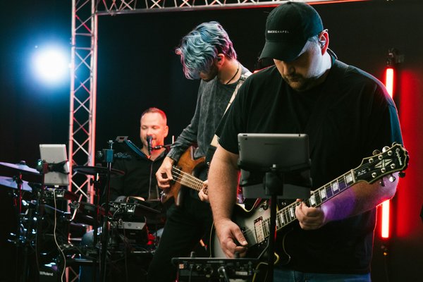 L'art visuel rencontre la musique au festival de jazz pour créer des mélodies en couleurs